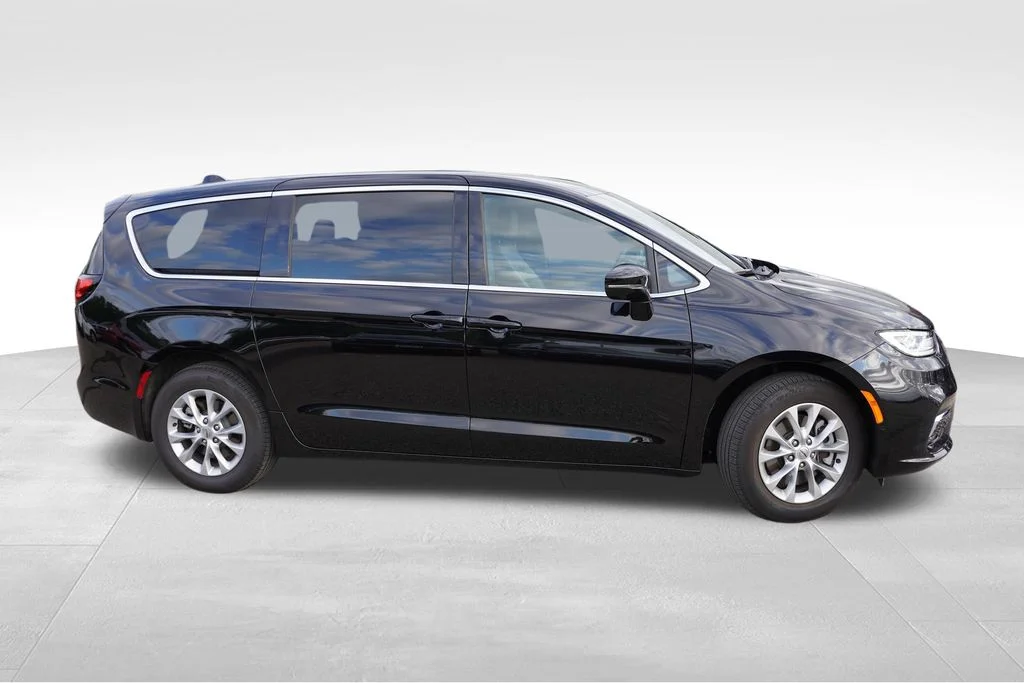Used 2025 Diamond Black Crystal Pearlcoat Chrysler Select image 2