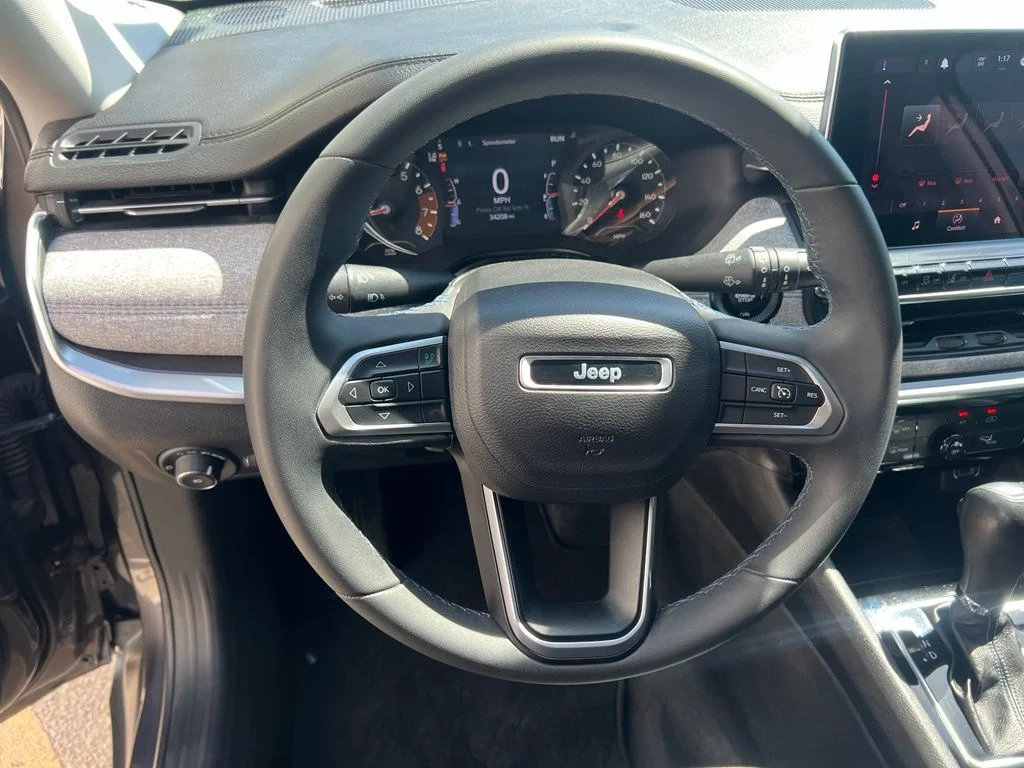 Used 2022 Granite Crystal Clearcoat Metallic Jeep Latitude image 13