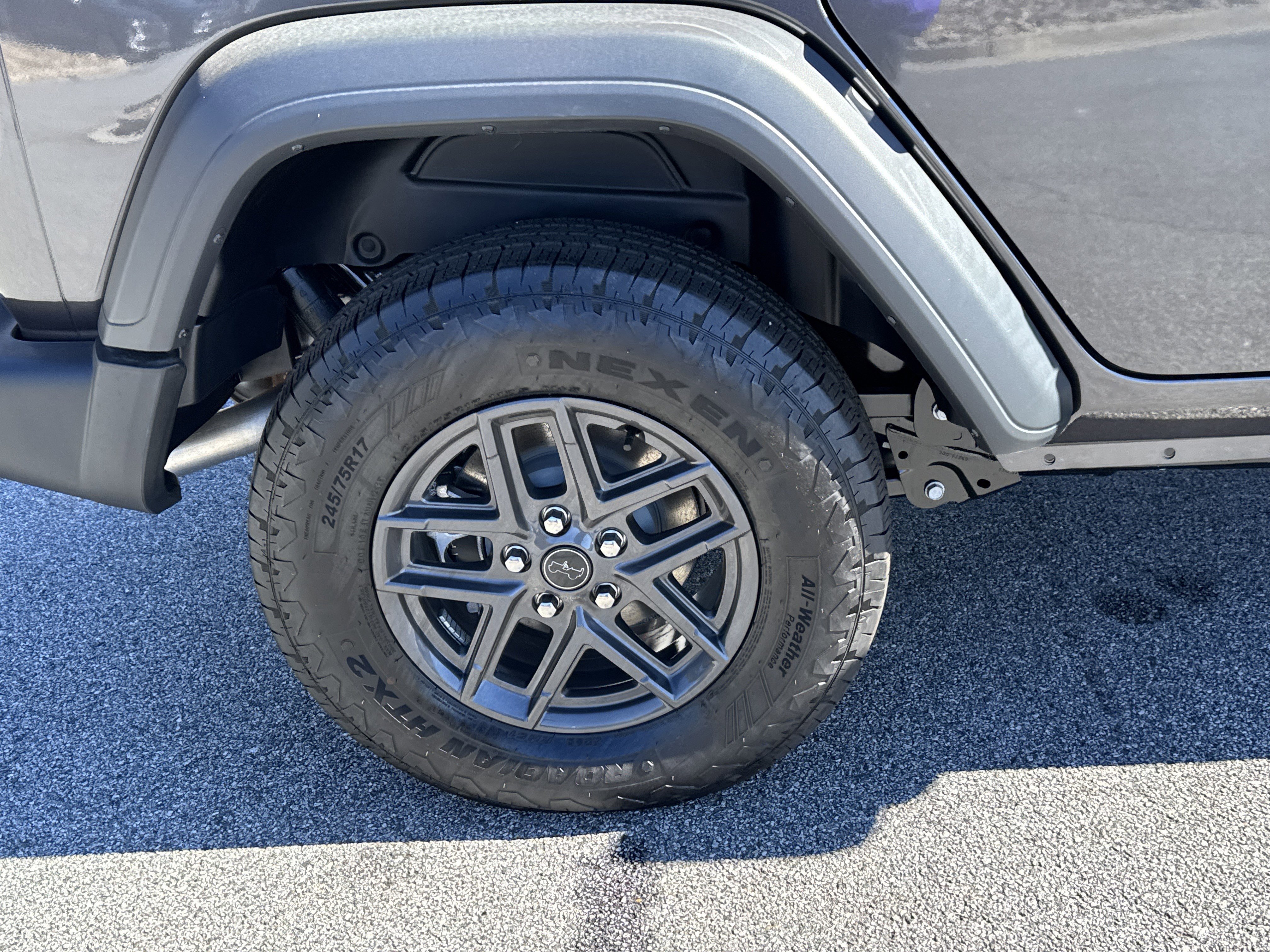 New 2025 Granite Crystal Metallic Clear-Coat Exterior Paint Jeep Sport S image 12