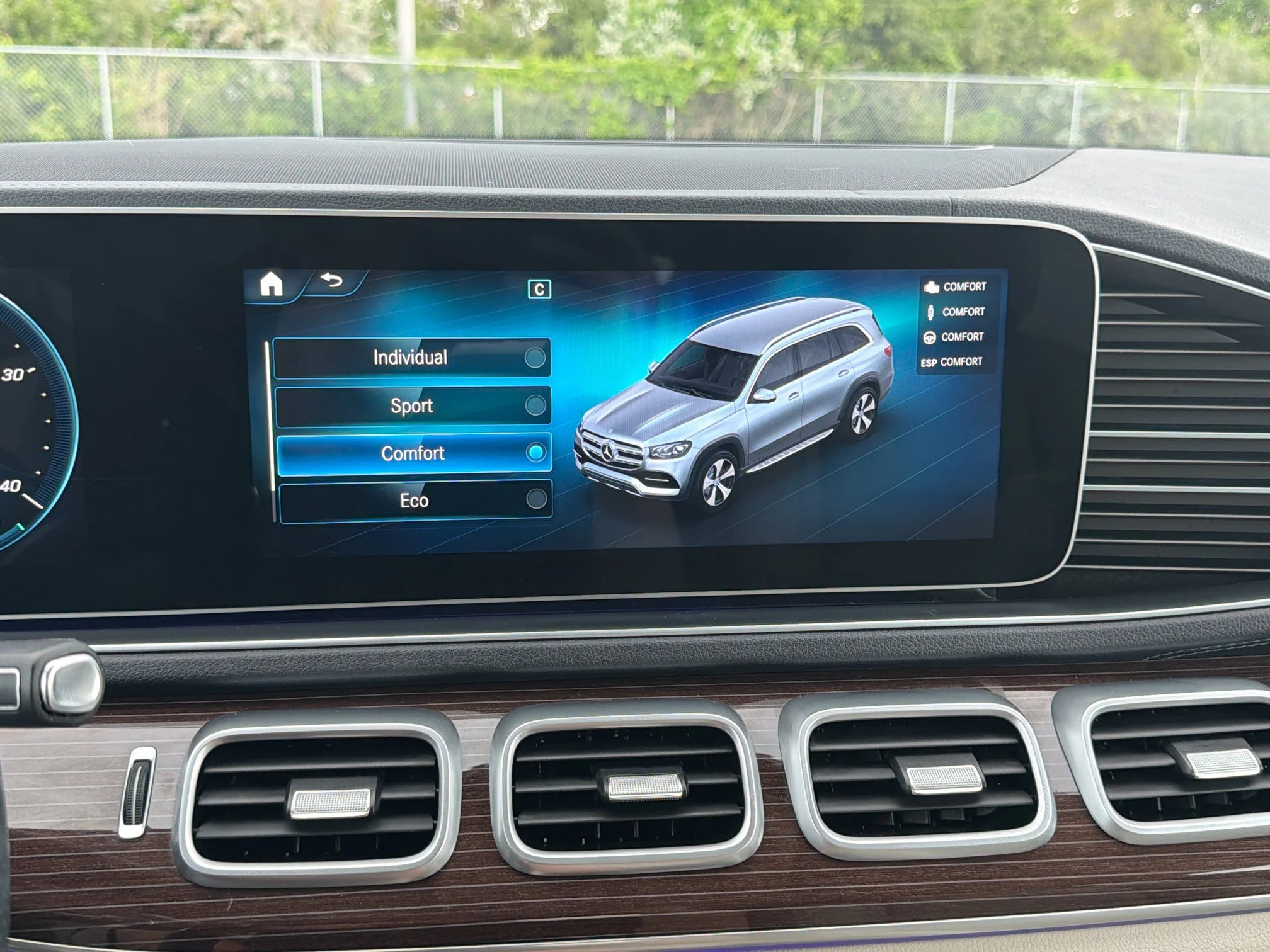 Used 2021 Diamond White Metallic Mercedes-Benz GLS 580 image 32