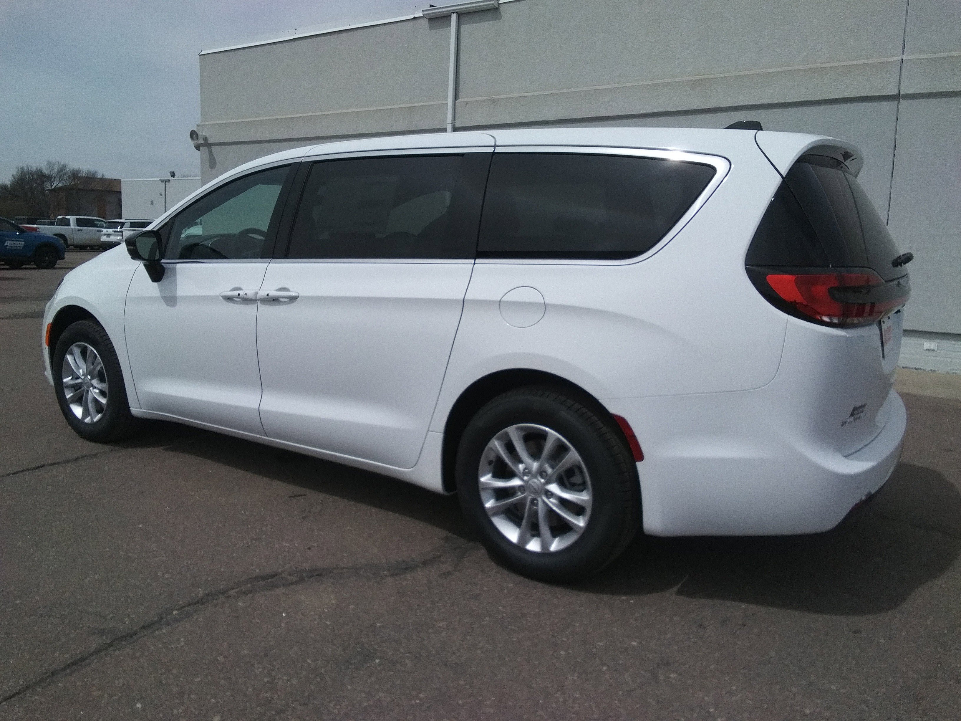 New 2026 Bright White Clear-Coat Exterior Paint Chrysler Select image 7