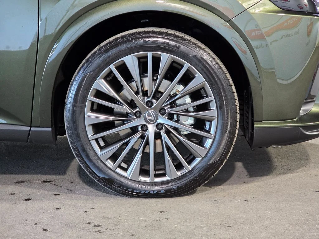 New 2026  Lexus 450h+ Premium image 4