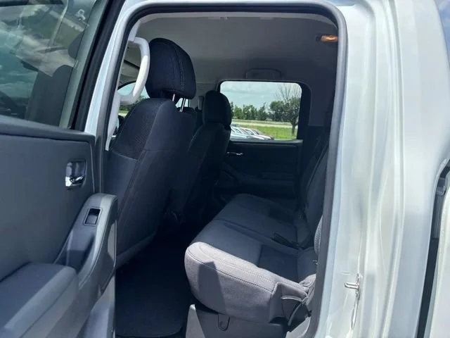 Used 2025 White Nissan Crew Cab SV 4x4 image 10