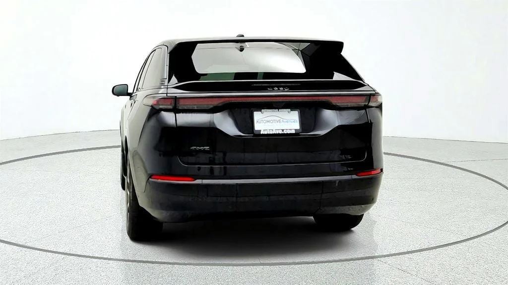 Used 2025 Diamond Black Crystal Pearlcoat Jeep Limited AWD w/ Dark Appearance Package image 6