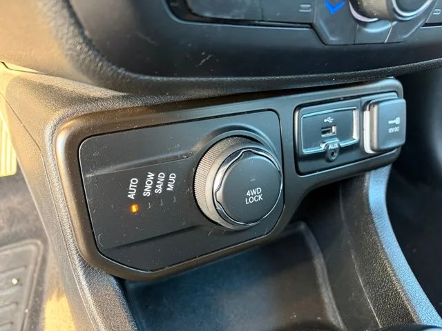 Used 2019 Black Jeep Latitude image 12