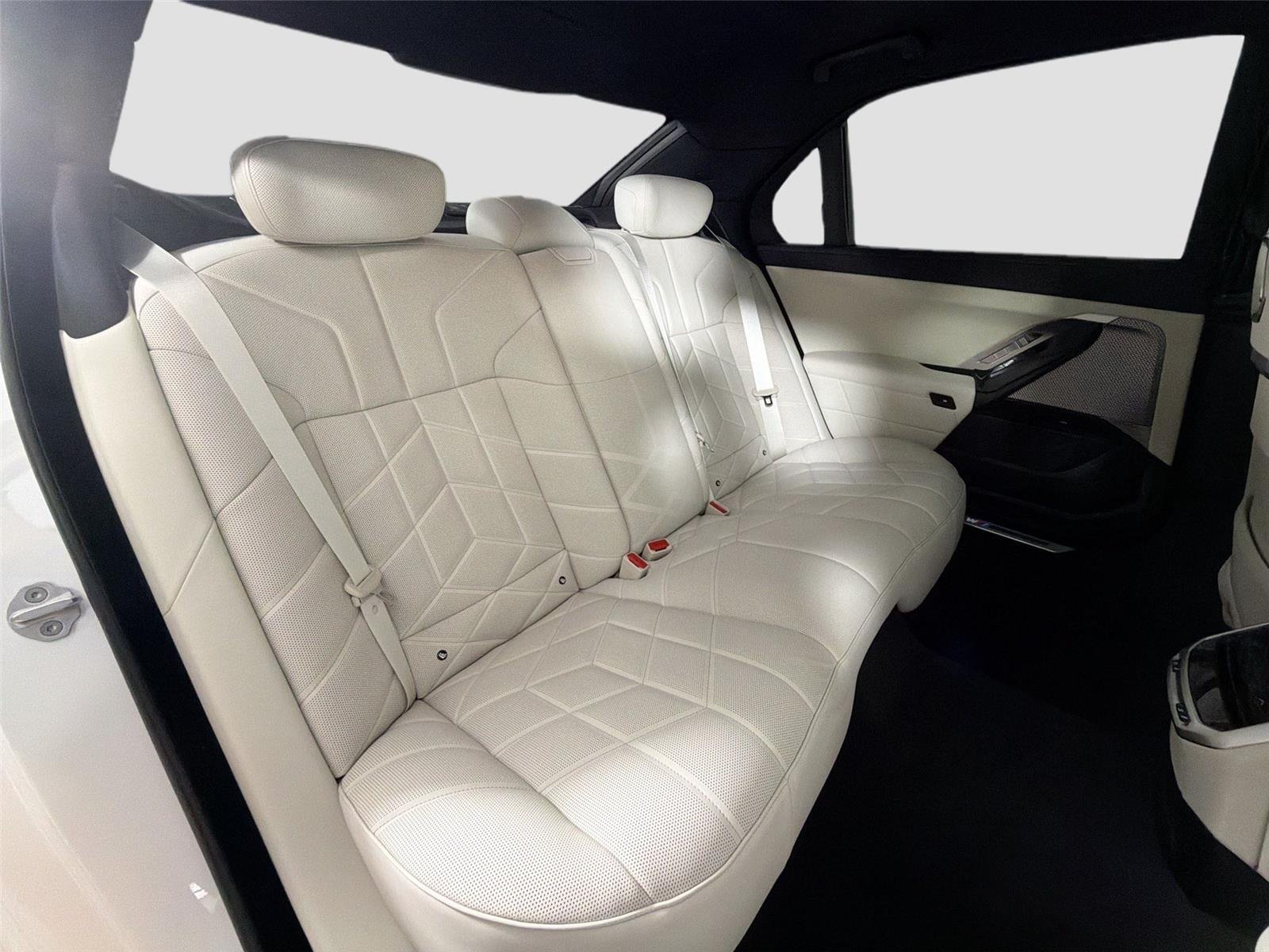 New 2026 Mineral White Metallic BMW 750e xDrive image 24