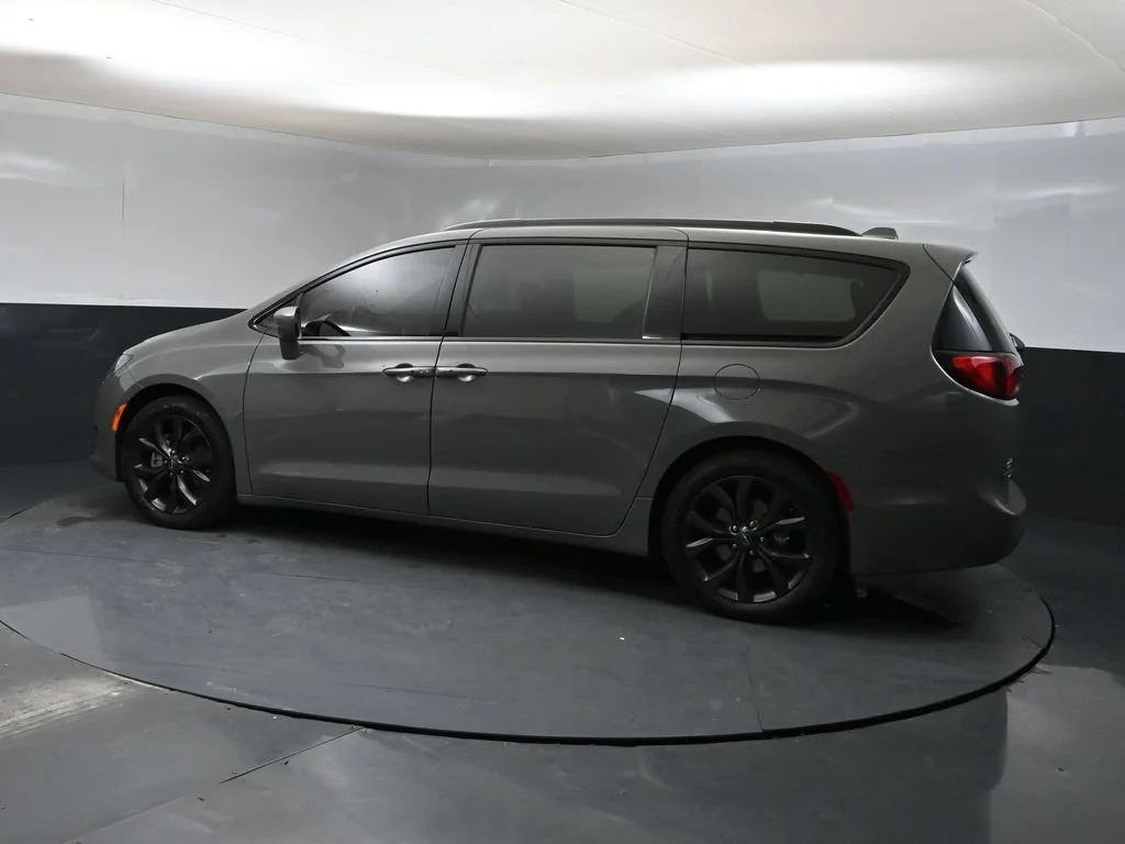 Used 2020 White Chrysler Touring L Plus image 4