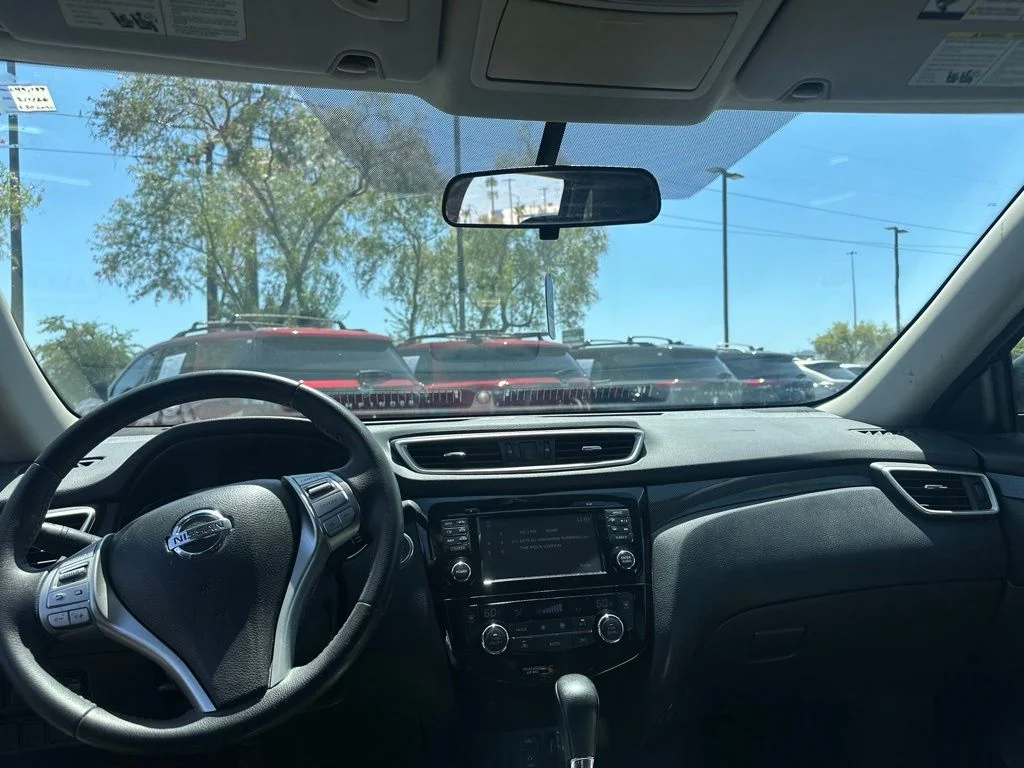 Used 2014 Black Nissan SL image 9