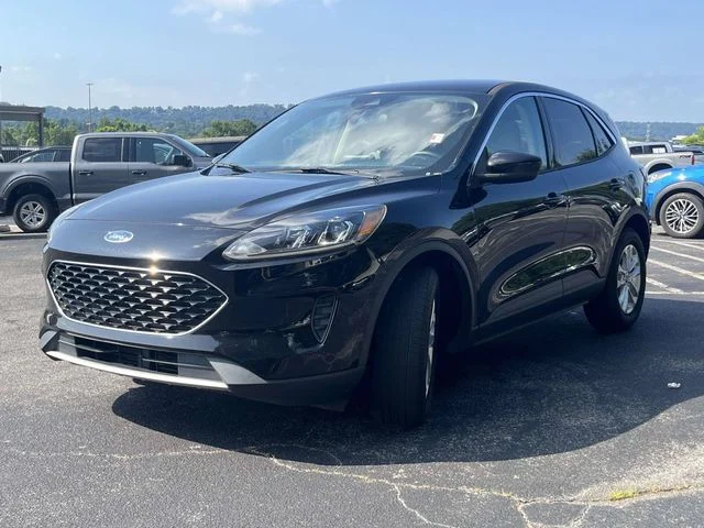 Used 2020 Agate Black Metallic Ford SE image 9