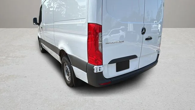 Used 2025  Mercedes-Benz Cargo 144 WB image 39