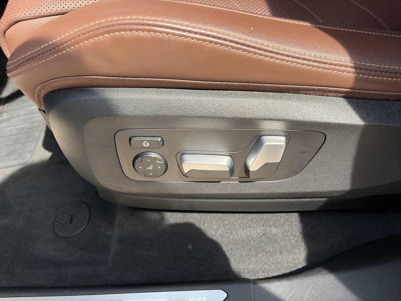 Used 2023 Mineral White Metallic BMW sDrive40i image 15