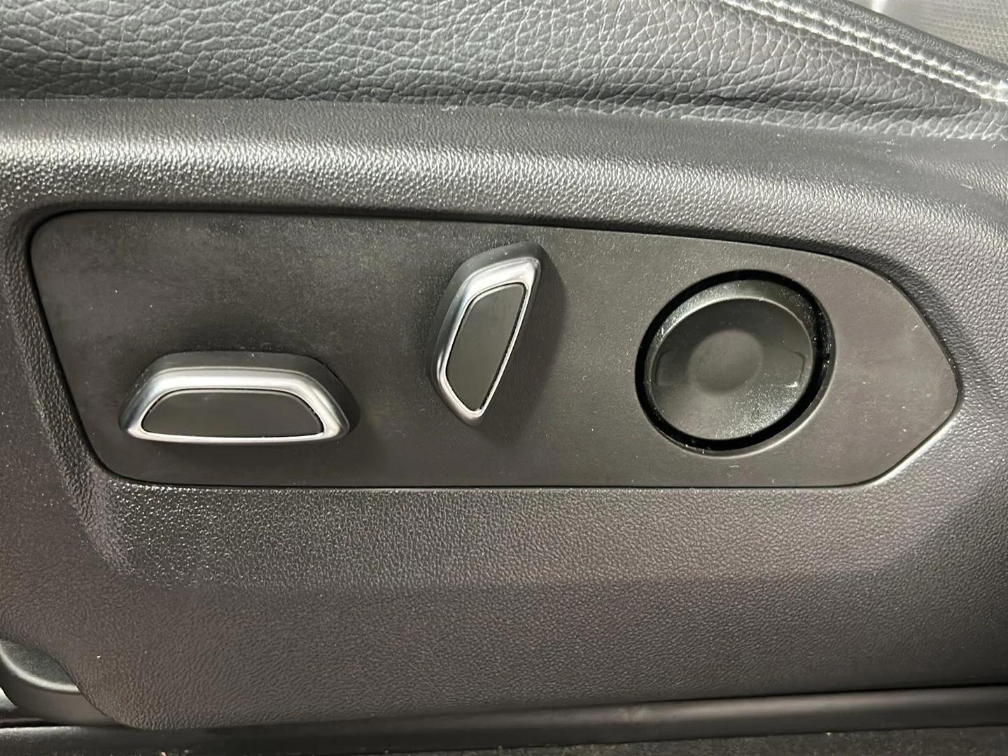 Used 2023 Onyx Black GMC Denali image 17