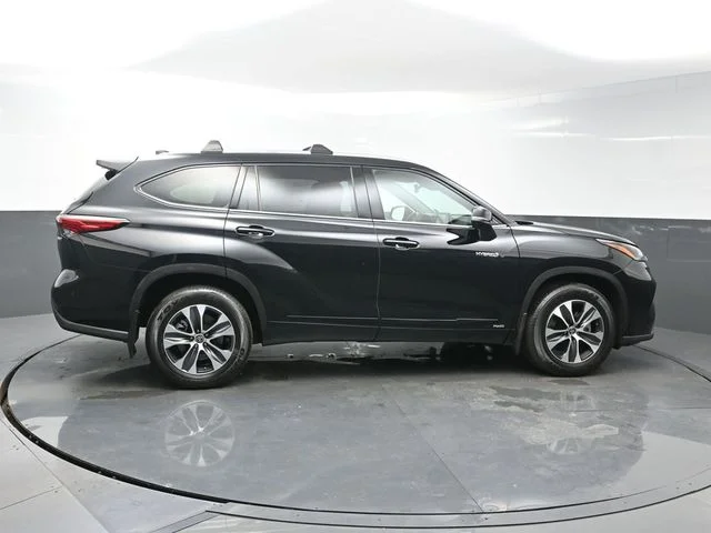 Used 2021 Black Toyota XLE image 8
