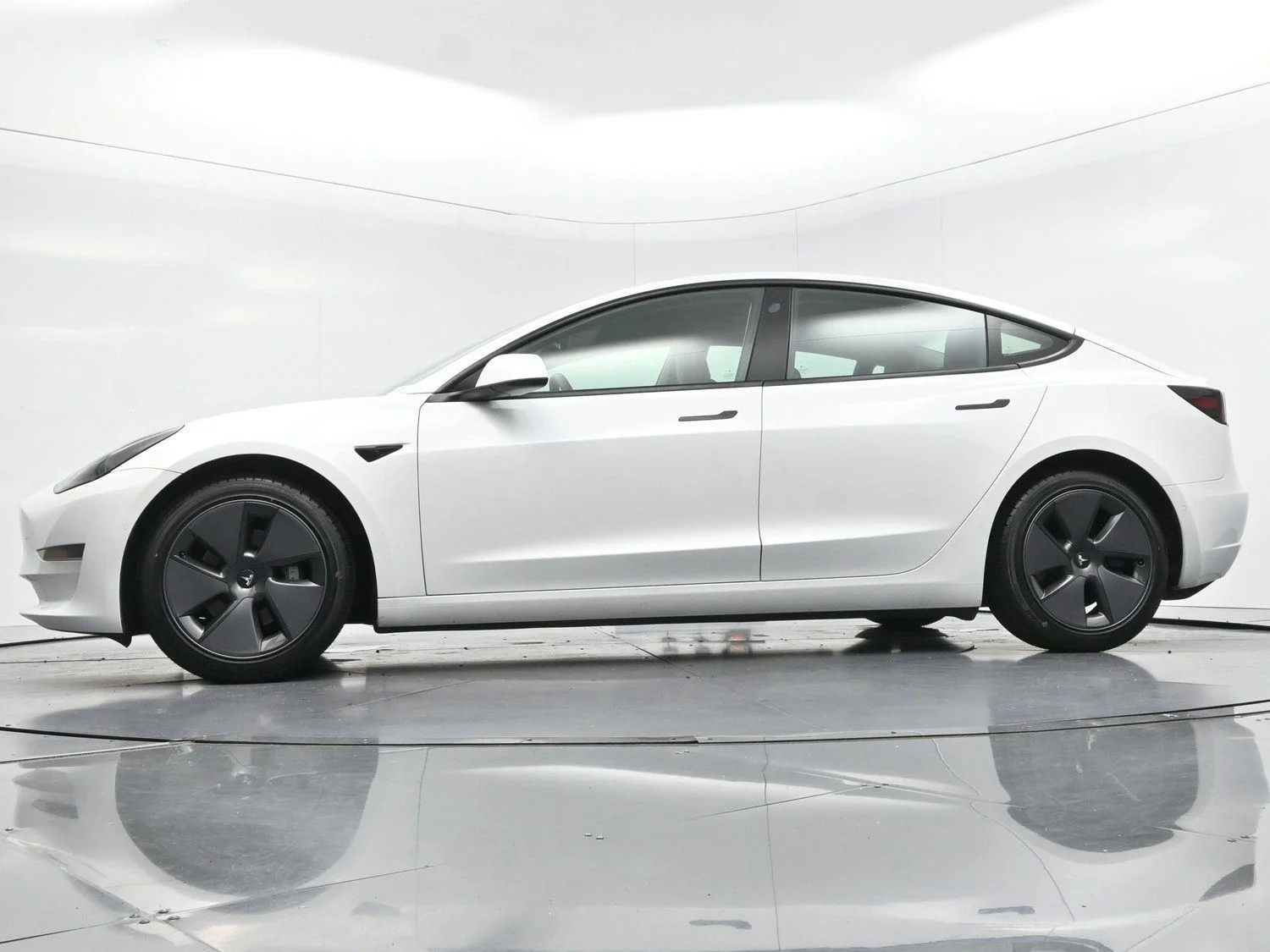 Used 2021 Pearl White Multi-Coat Tesla Standard Range Plus image 46