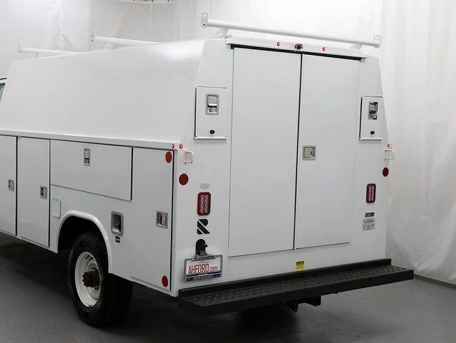 New 2025 Oxford White Ford E-350 SRW image 7