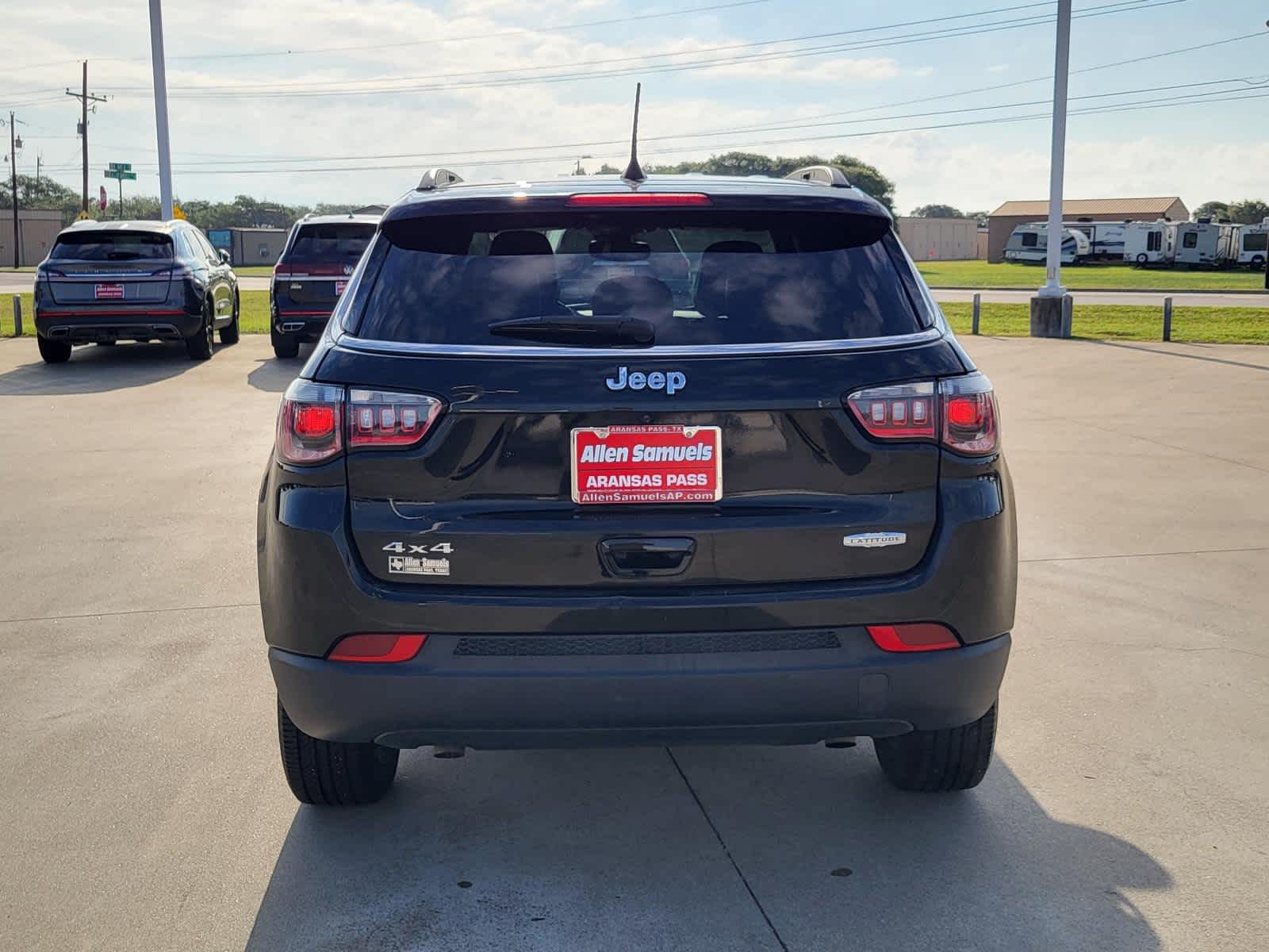 Used 2024 Diamond Black Crystal Pearlcoat Jeep Latitude image 4