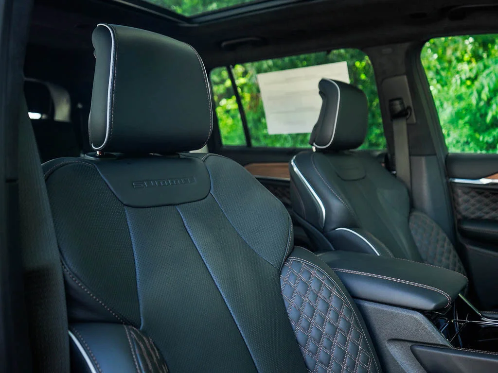 New 2026 Diamond Black Crystal Pearlcoat Jeep Summit image 12