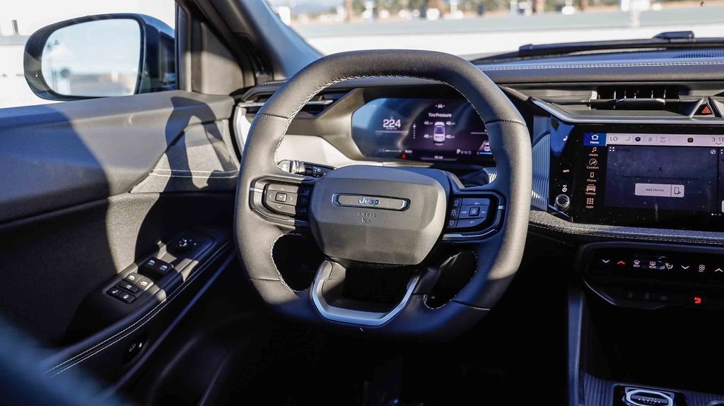 New 2026 Diamond Black Crystal Pearlcoat Jeep Laredo image 18