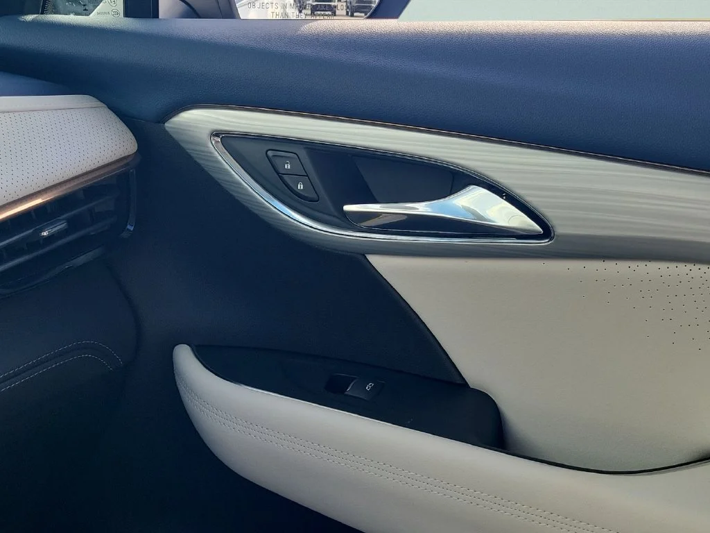 New 2026 Iridescent White Tricoat Buick Avenir image 13