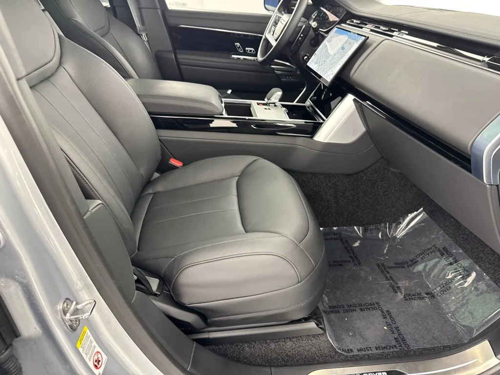 Used 2025 Hakuba Silver Metallic Land Rover SE image 31