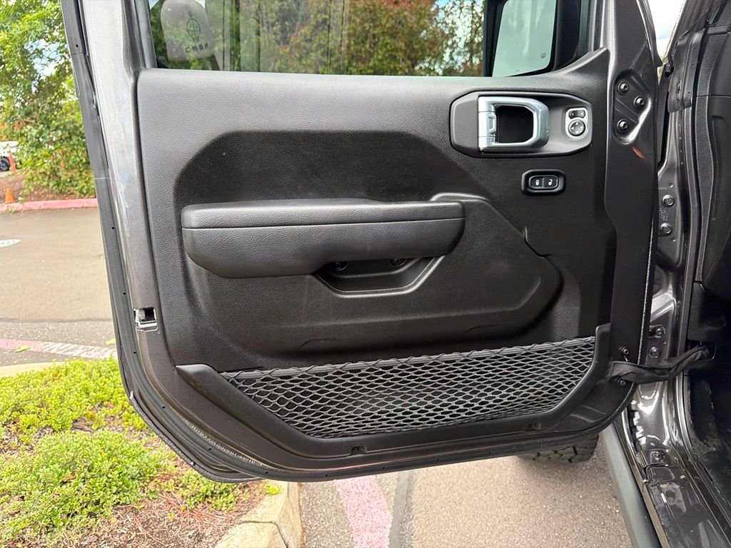 Used 2025 Granite Crystal Metallic Clearcoat Jeep Mojave image 11