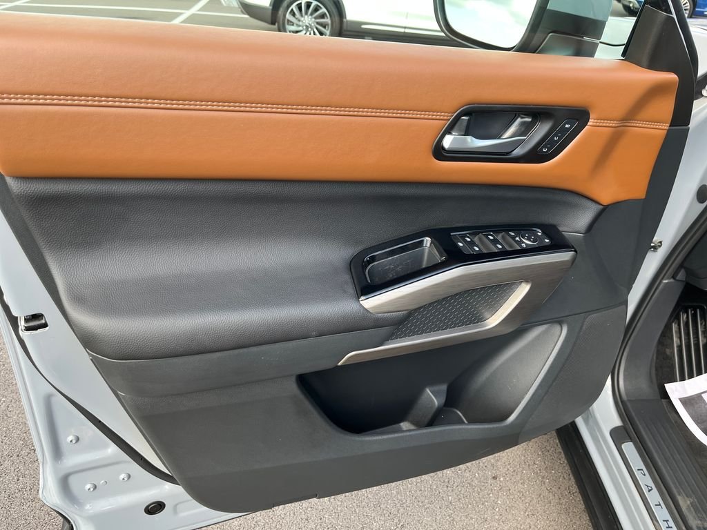 Used 2025 Gray Nissan Platinum image 11