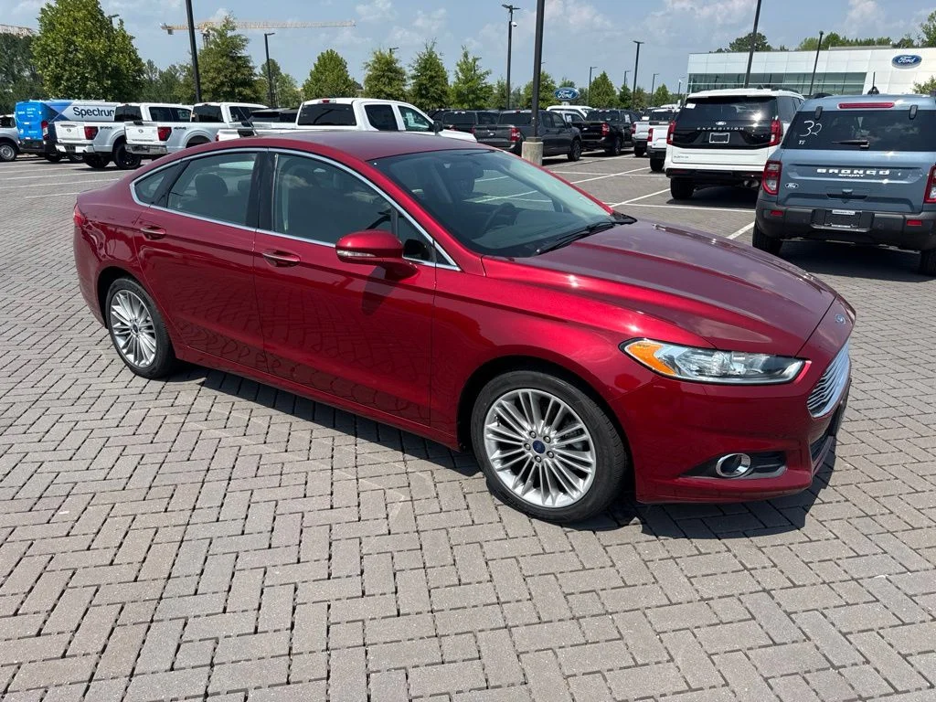 Used 2016 Red Ford SE image 2