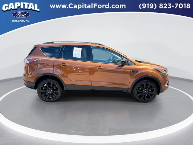 Used 2017 Red Ford SE image 9