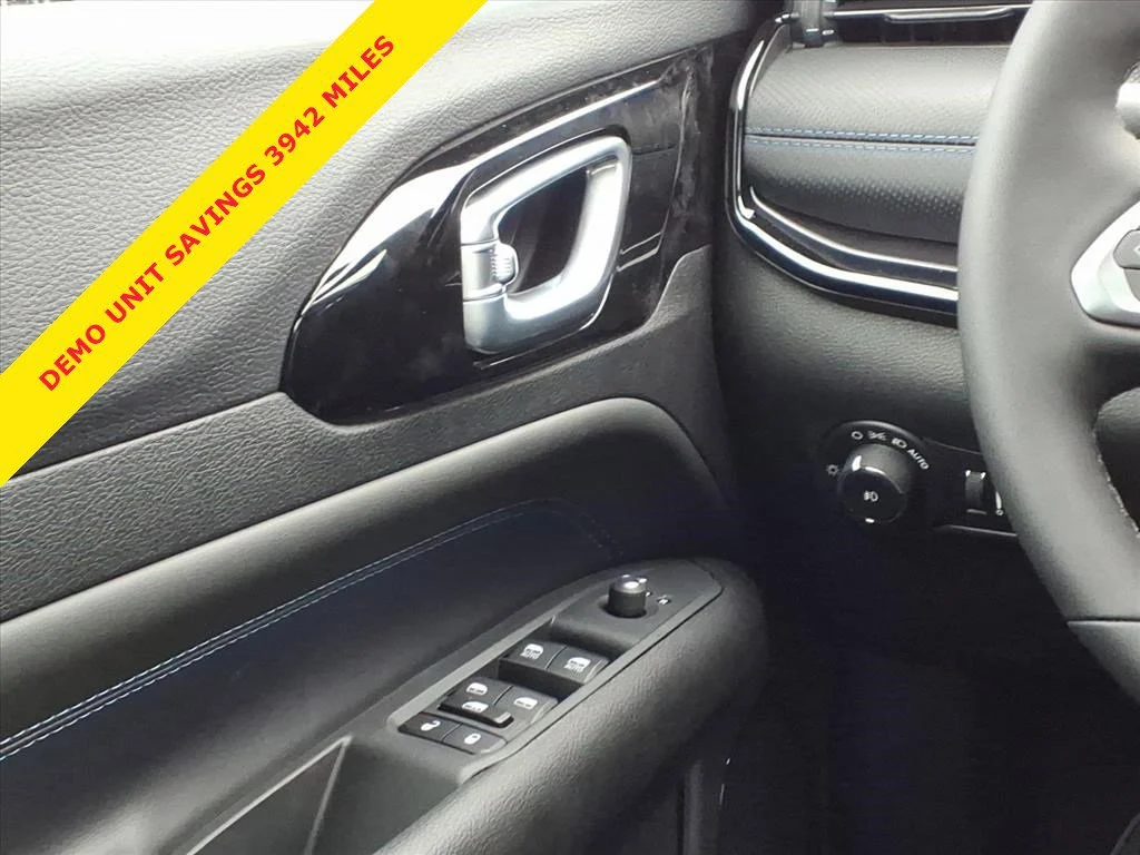 New 2026 Red Hot Pearl-Coat Exterior Paint Jeep Latitude image 13