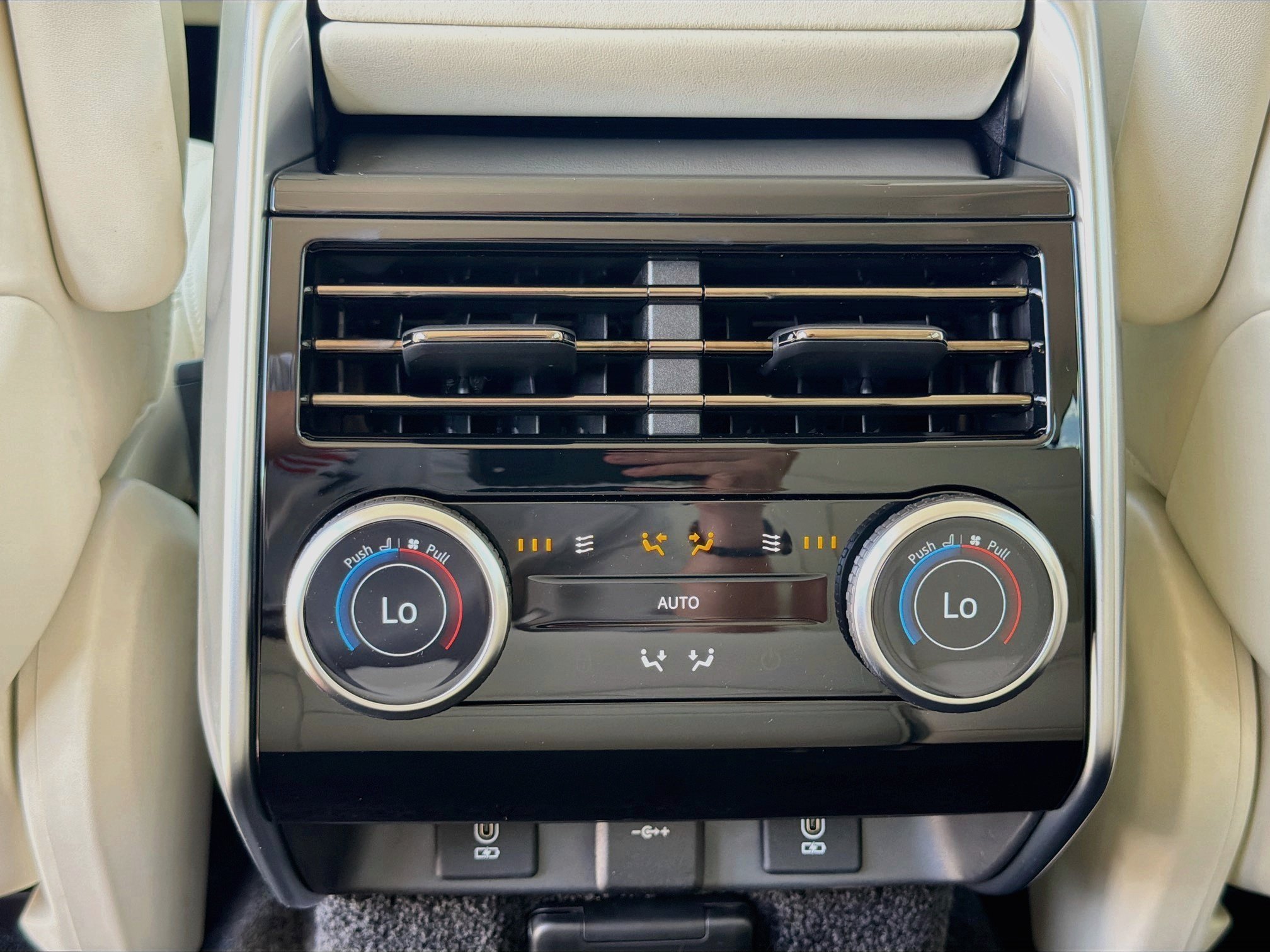 New 2026 Eiger Grey LAND ROVER SE 7 Seats image 21