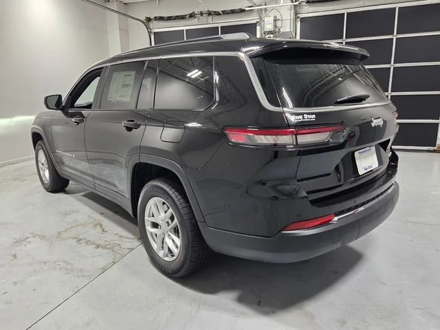 New 2026 Diamond Black Crystal Pearlcoat Jeep Laredo image 8