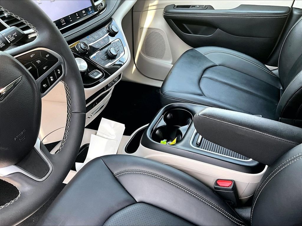 Used 2024 Black Chrysler Touring L image 21