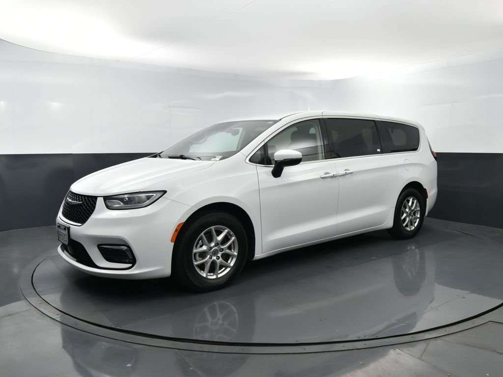 2023 Chrysler Pacifica Touring L's photo