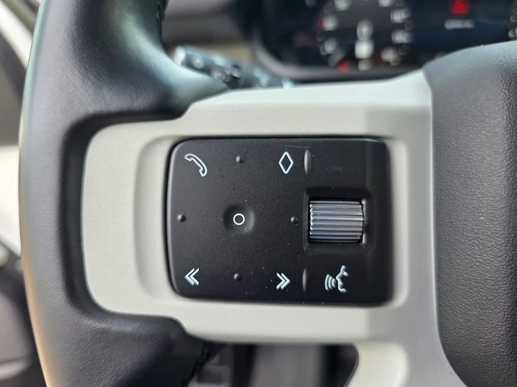 Used 2023  Land Rover S image 22