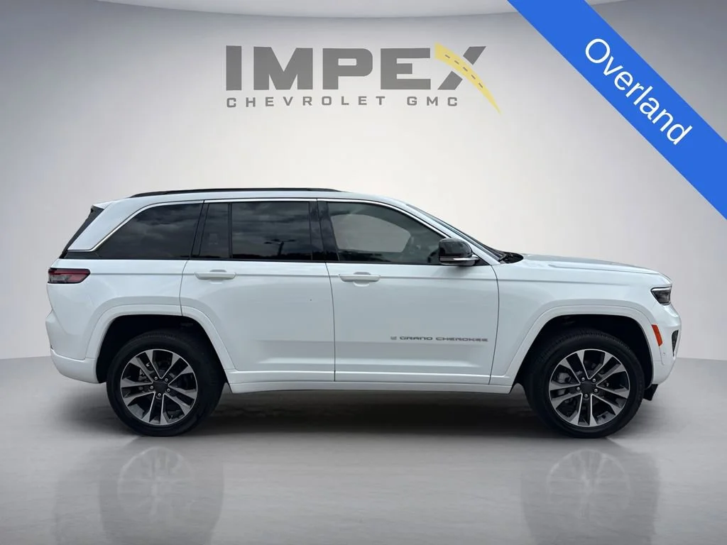 Used 2025  Jeep Overland image 6