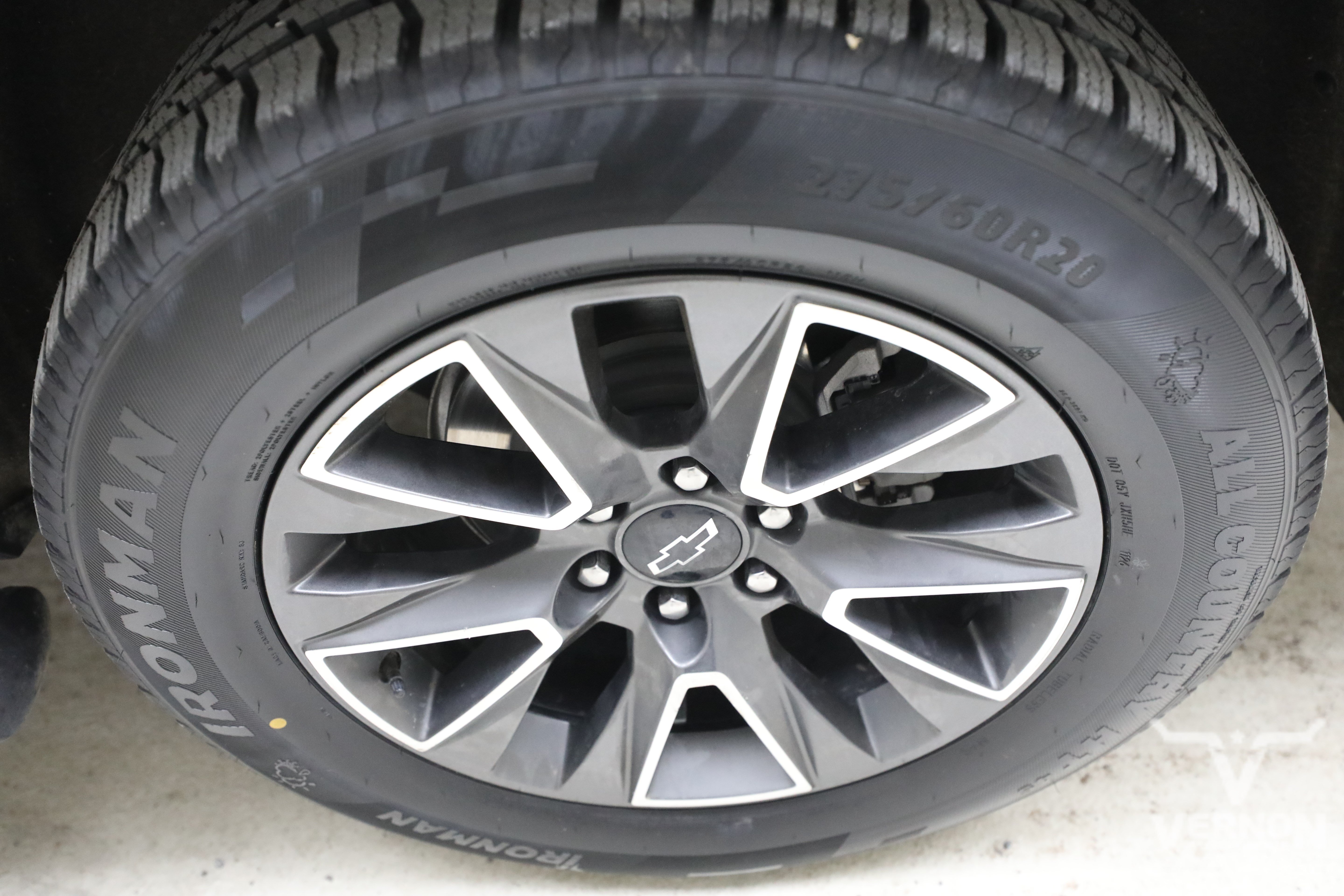 Used 2024 Iridescent Pearl Tricoat Chevrolet Y image 32