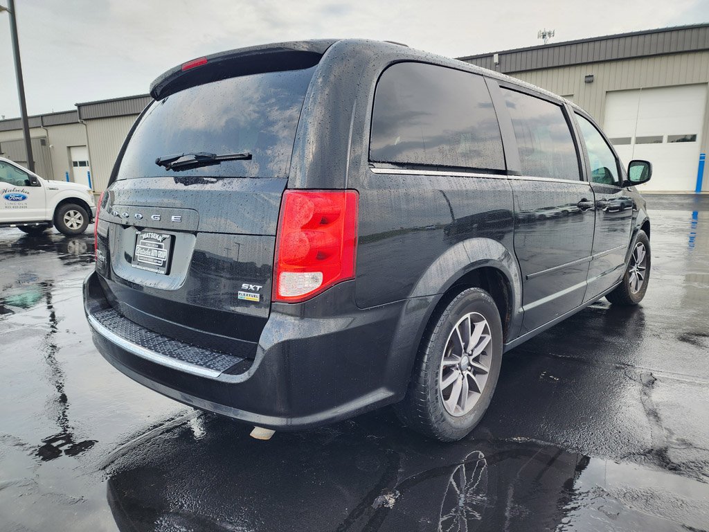 Used 2017 Black Onyx Crystal Pearlcoat Dodge SXT image 4