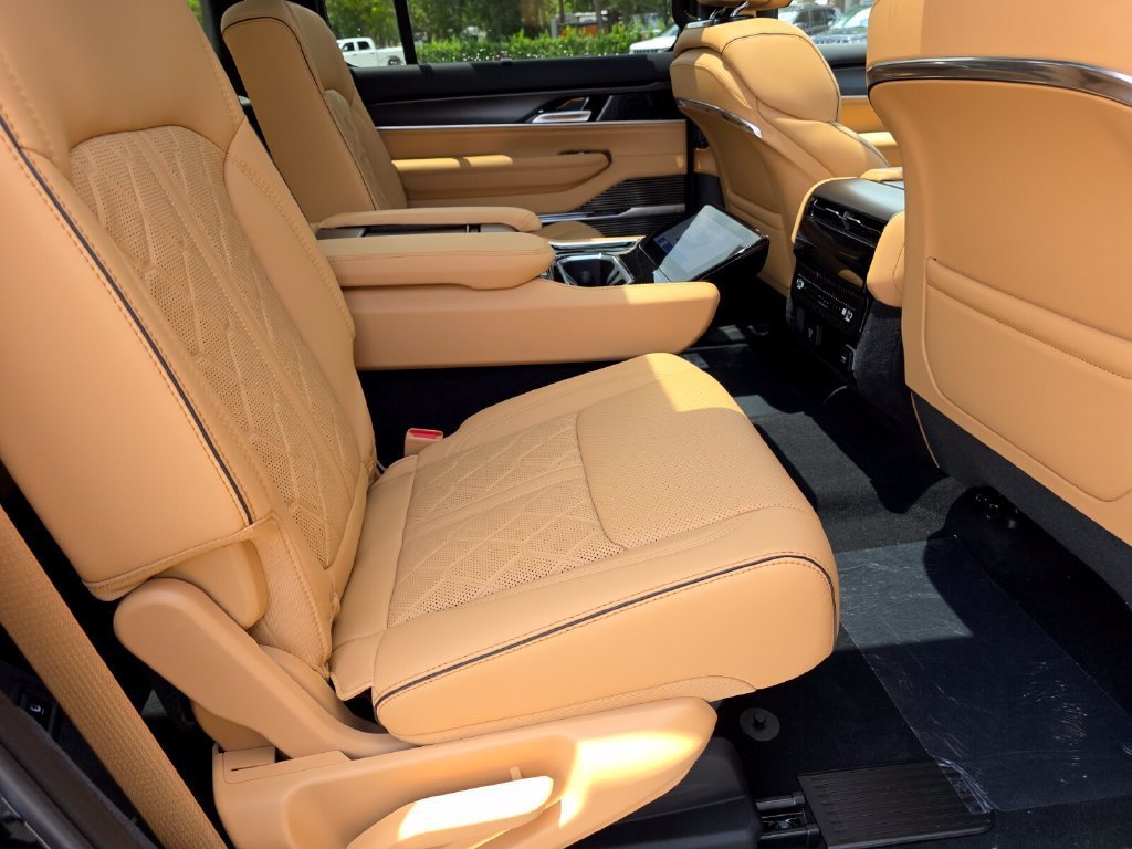 New 2026 High Gloss Black Exterior Paint Jeep Summit Reserve image 18