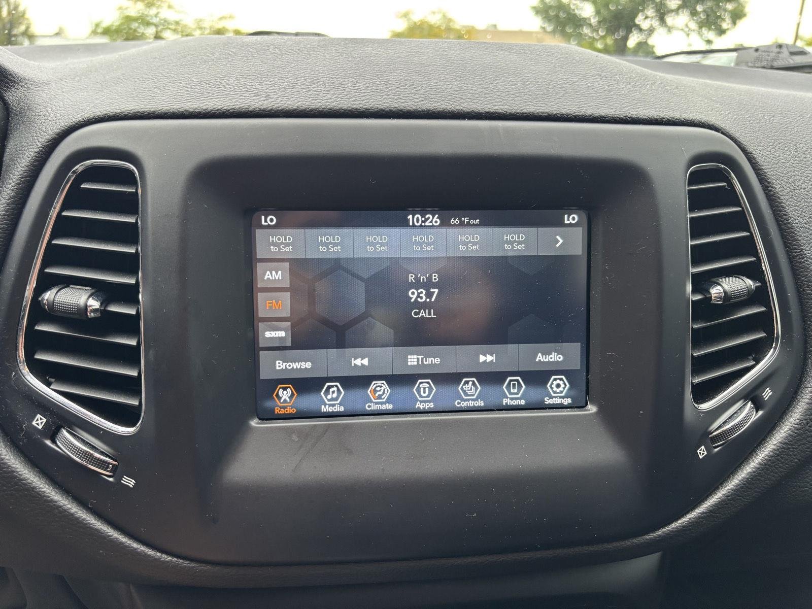 Used 2021 Diamond Black Crystal Pearlcoat Jeep Latitude image 11