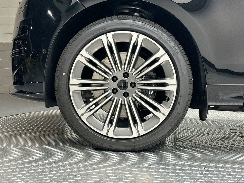 New 2027 Santorini Black Land Rover Dynamic SE image 5