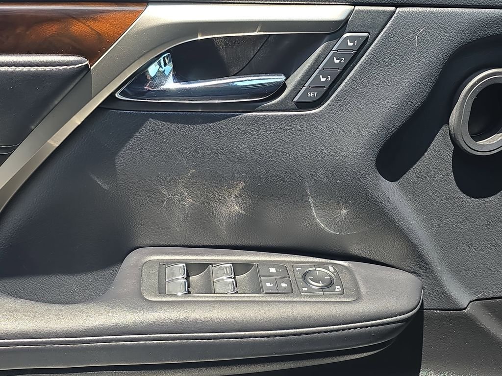 Used 2019 White Lexus 450h image 31