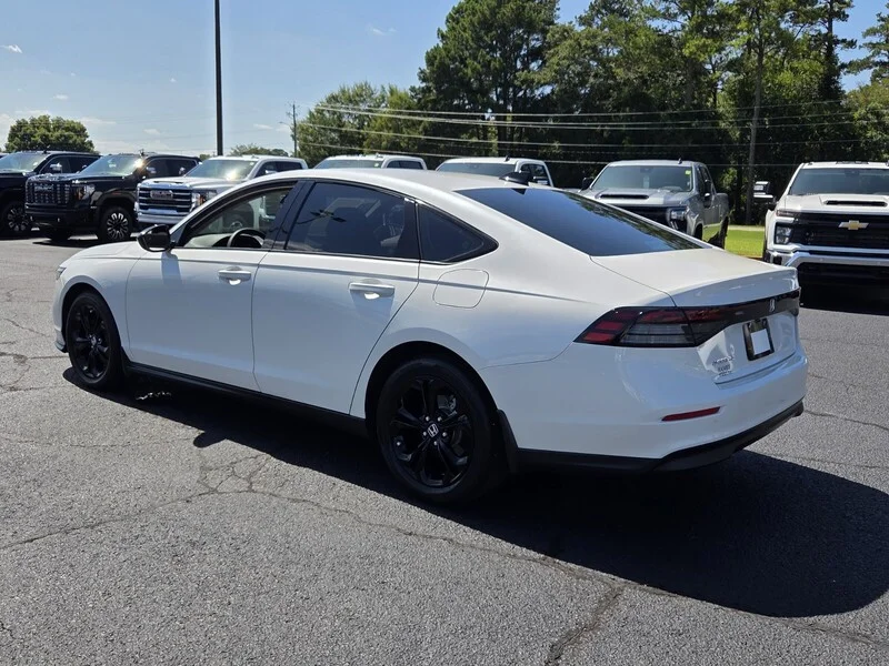 Used 2025 Platinum White Pearl Honda SE image 9