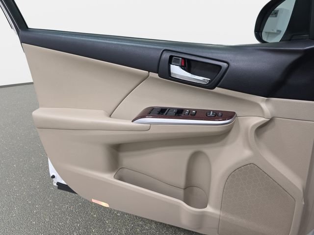 Used 2012 White Toyota XLE image 27