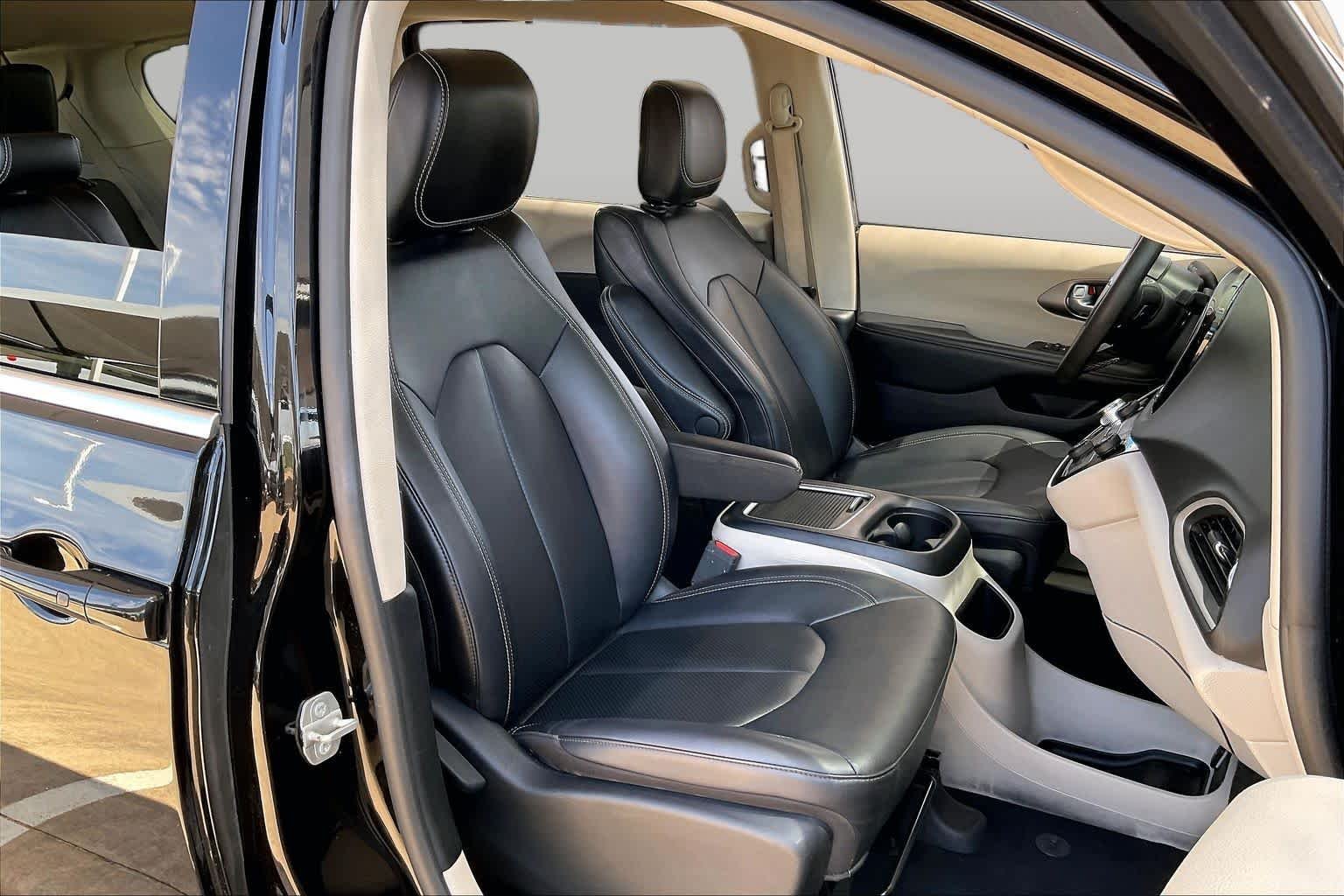 Used 2024 Diamond Black Crystal Pearlcoat Chrysler Touring L image 9