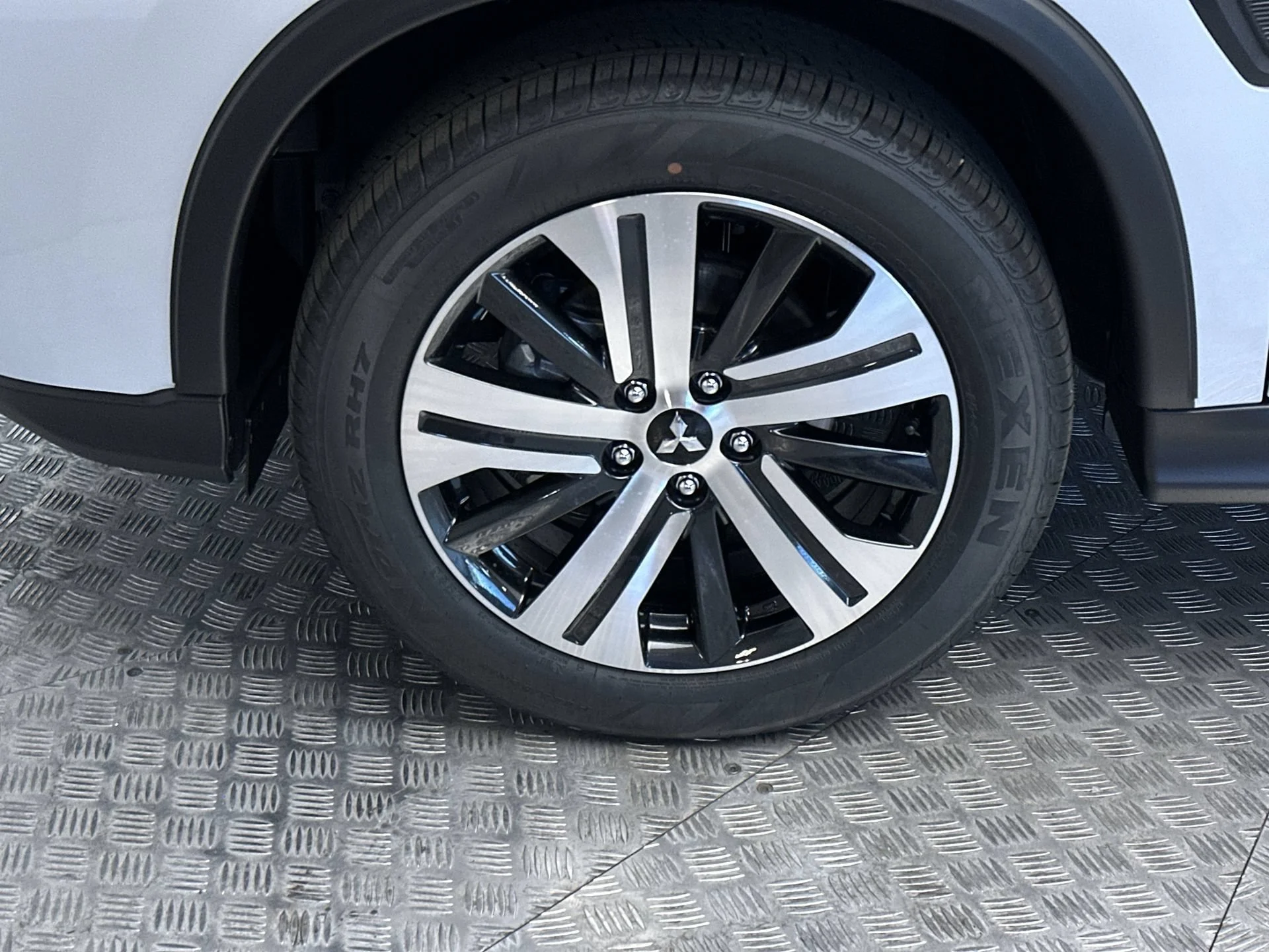 New 2026 White Diamond Mitsubishi ES image 24