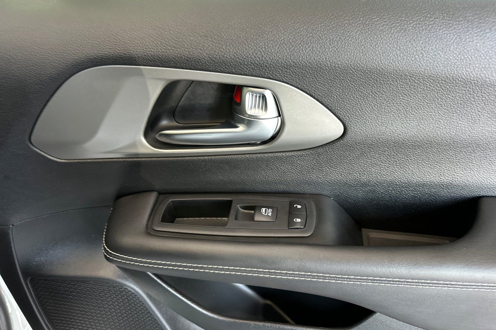 Used 2025 White Chrysler Select image 19