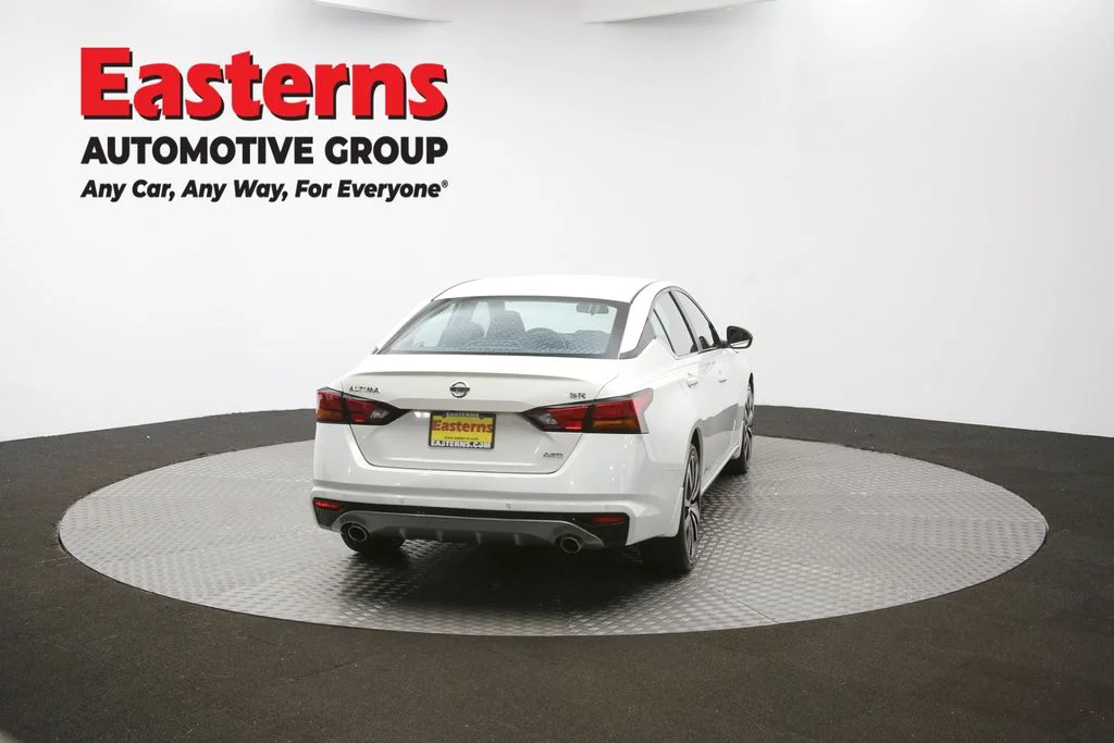 Used 2022 White Nissan 2.5 SR image 34