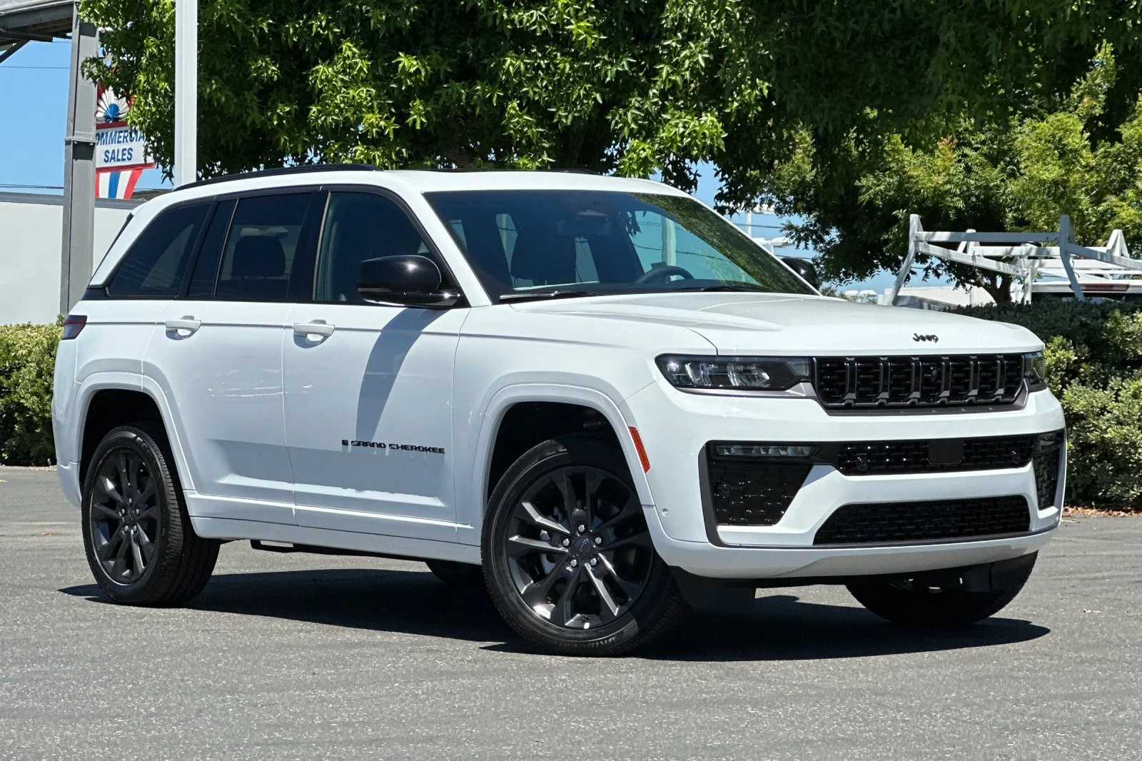 New 2026 Bright White Clear-Coat Exterior Paint Jeep Limited Reserve image 2