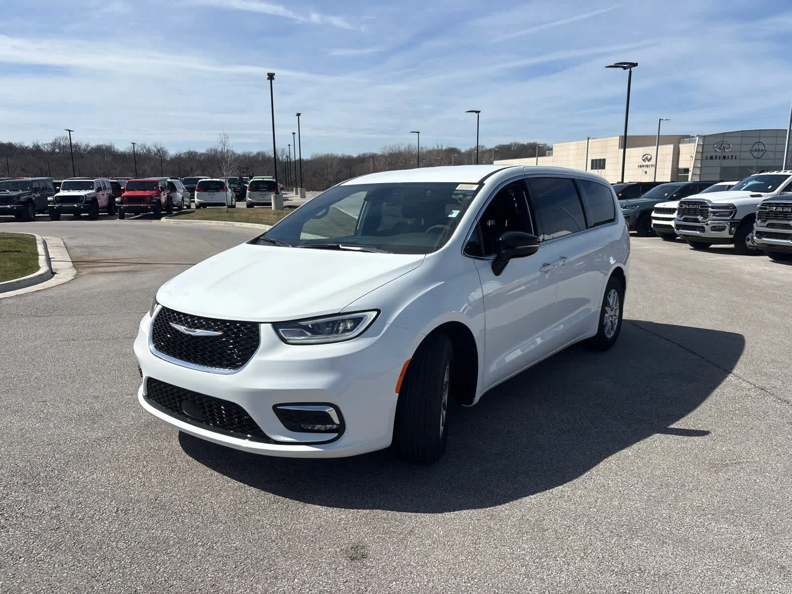 New 2026 Bright White Clearcoat Chrysler Select image 4