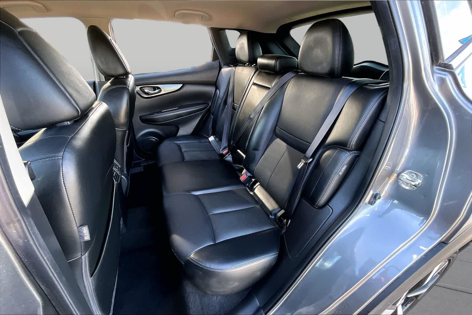 Used 2022 Gun Metallic Nissan SL image 18